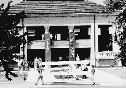 [Gliders in front of Aquatorium - bw04.jpg]